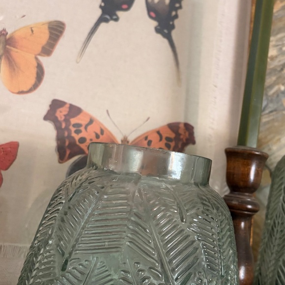 2 Glass Vases - Picture 2 of 3